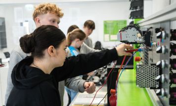 Rieder Schülerinnen blickten beim Girls Day hinter die Kulissen
