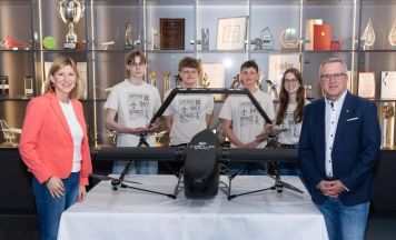 Schüler aus dem Innviertel bauten bei FACC eine Logistikdrohne 