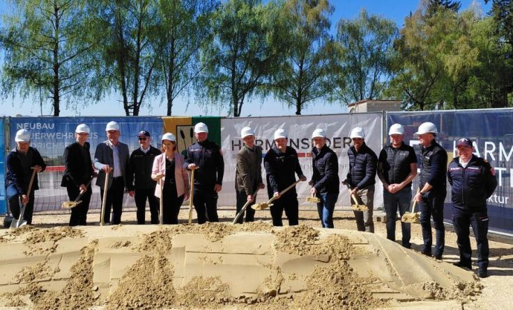 Der Grundstein für das neue Feuerwehrgebäude wurde mit dem Spatenstich gelegt. (Foto: privat)