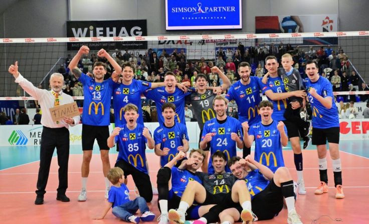 Die Rieder Volleyballer feiern den Vizemeister-Titel. (Foto: Walkolbinger)