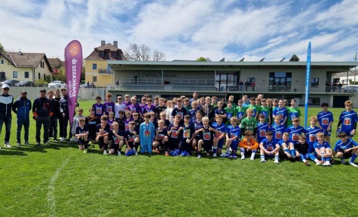 Gruppenfoto mit den jungen Kickern (Foto: Franziskusschule Ried)