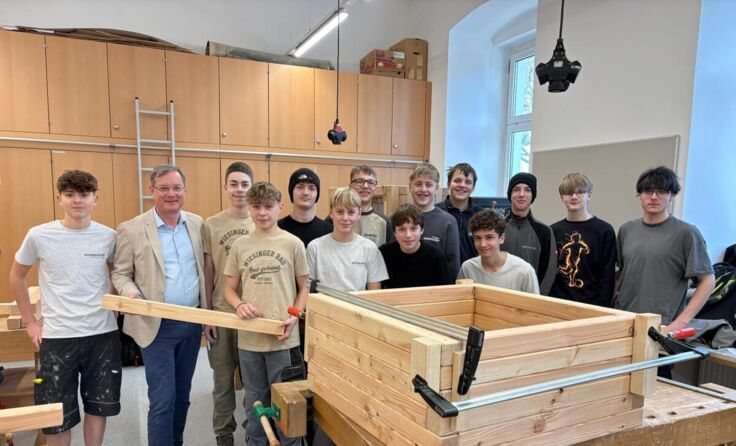 Die Schüler übergeben die Tröge an Bürgermeister Bernhard Zwielehner. (Foto: PTS Ried)