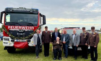 Einsatzfahrzeuge der Feuerwehr Antiesenhofen gesegnet