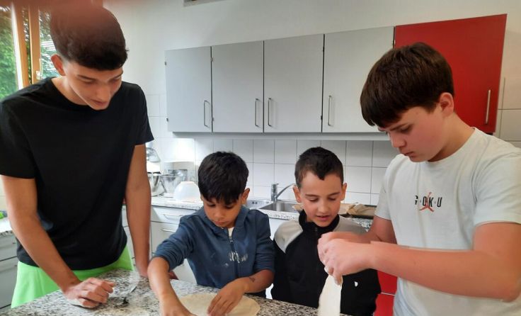 Die Schüler der PTS mit den Volksschülern in der Küche (Foto: PTS)