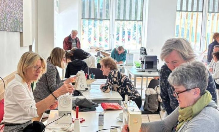 Auch die Näherinnen sind wieder fleißig. (Foto: Repair Café)