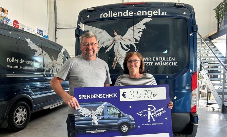 Familie Kobler mit dem Spendenscheck (Foto: rollendeengel)