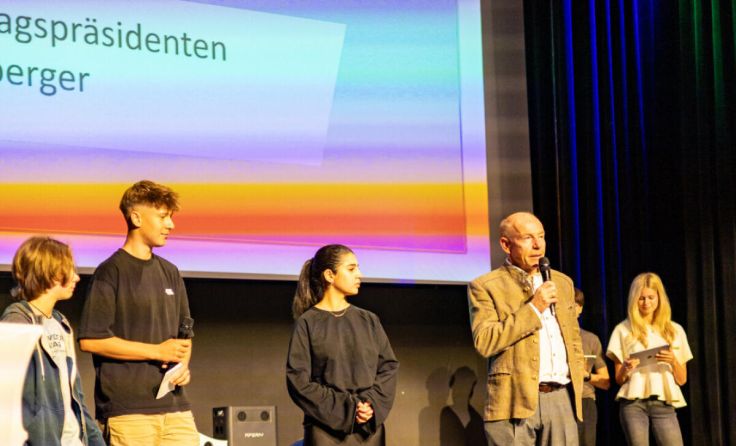 Die Schüler bei der Präsentation mit Max Hiegelsberger (Foto: Julia HaaseTStadtamt)
