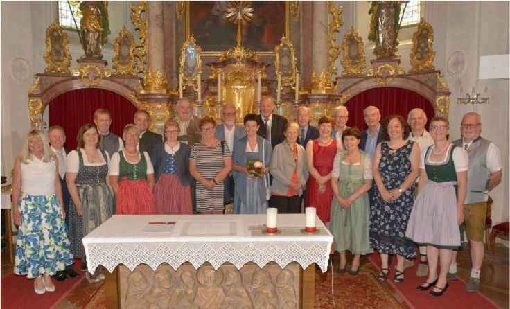 Die Ehepaare vor dem Altar in der Kirche. (Foto: privat)