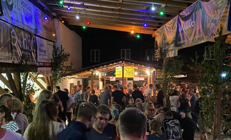 Der schöne Innenhof lädt zum Plaudern ein. (Foto: FF Riegerting)