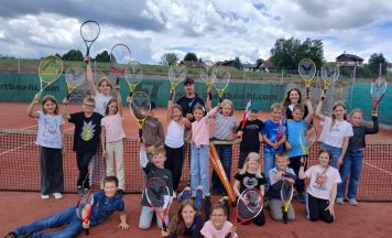 Tennisplatz ersetzt bei Schönwetter den Turnsaal in Eitzing