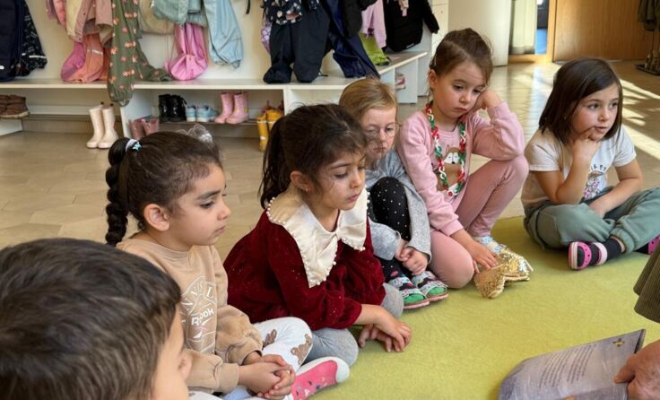 Die Kinder hören immer ganz gespannt zu. (Foto: Elisabeth-Kindergarten)