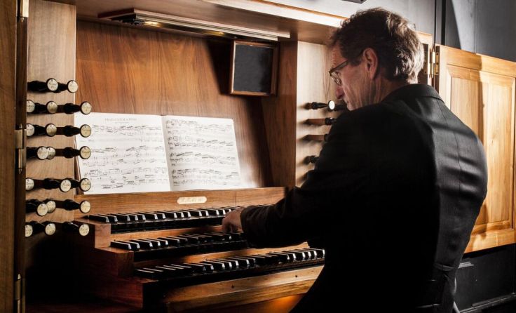 Bernhard Schneider an der Orgel (Foto: Katzlberger)