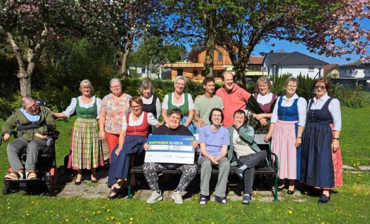 Gruppenfoto mit den Goldhaubenfrauen und den Klienten der Lebenshilfe Ried (Foto: privat)