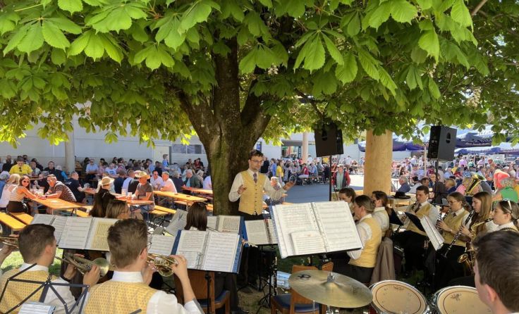 Die Stadtkapelle Ried bei ihrem Auftritt beim Maibaumfest. (Foto: Stadtkapelle Ried)