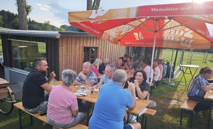 Für das leibliche Wohl war mit Gegrilltem und kühlen Getränken bestens gesorgt. (Foto: FPÖ)