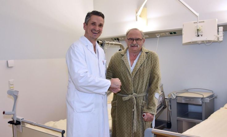 Dominik Holzapfel mit Patient Rudolf Wingoff nach der Hüft-OP (Foto: KH BHS Ried)