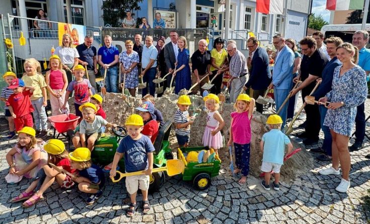 Die Kinder und die Gemeindebürger beim Spatenstich (Foto: Gemeinde)