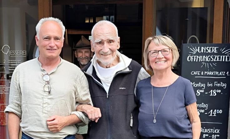 Hans Rainer, Bruder David und Eveline Gramberger vor der Giesserei (Foto: privat)