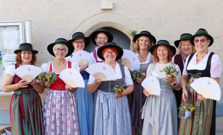 Ernestine Lehrer (Bildmitte) mit ihren Chor-Kolleginnen (Foto: Planitzer)