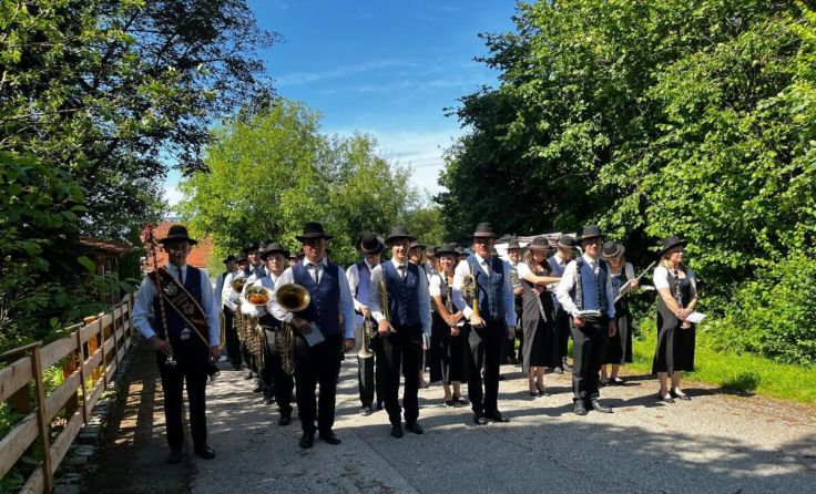 Die Musikkapelle bei der Fronleichnamsprozession (Foto: privat)