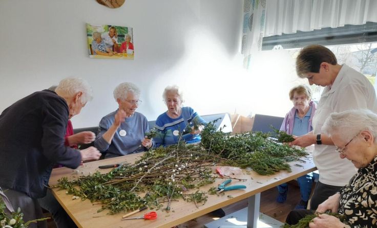 Die Tagesgäste beim Palmbuschenbinden (Foto: RK Ried)