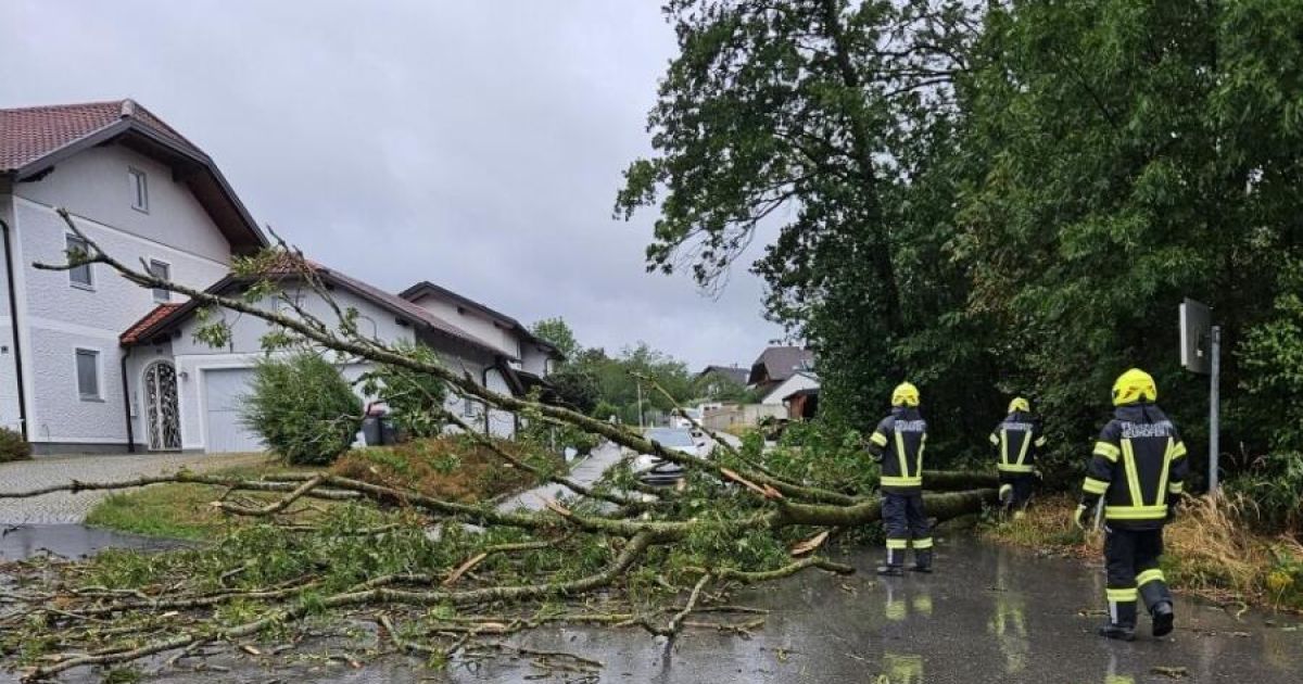 Severe storm front calls for fire brigades in the Ried district