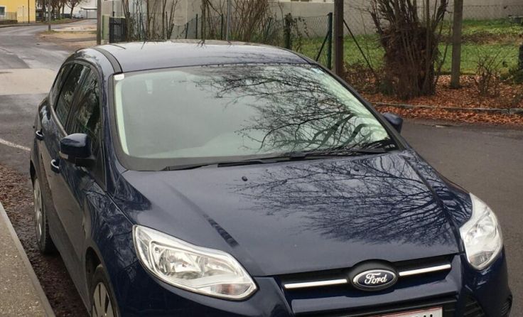 Der dunkelblaue Ford Focus ist eines von den drei Radarautos in Ried. (Foto: Horn)