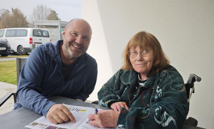 Daniel Hinterleitner mit Bewohnerin Brigitte Edlinger (Foto: Caritas)