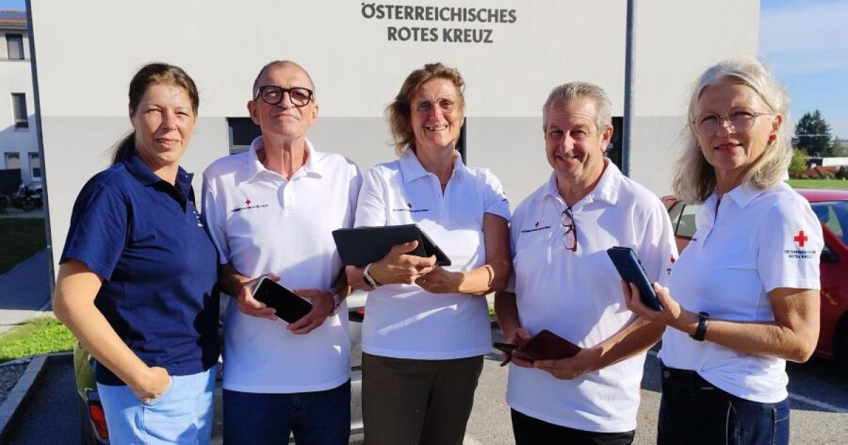 Rieder Rotkreuz-Mitarbeiter helfen bei Technikfragen als Digitaltrainer