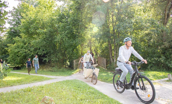 Mit dem Fahrrad durch den Stadtpark (Foto: Julia Haase/Stadtamt Ried)
