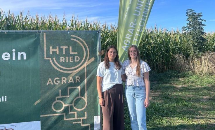 Die HTL-Schülerinnen Melina und Judith vor dem Maislabyrinth (Foto: HTL Ried)