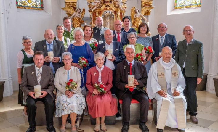 Gruppenfoto mit den Jubelpaaren (Foto: Stemmer)