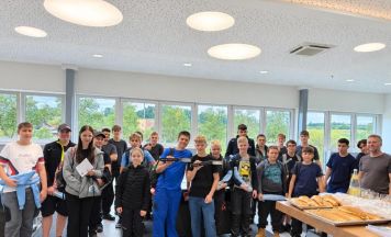Schüler aus dem Bezirk Ried erleben Technik von der Idee bis zum fertigen Produkt