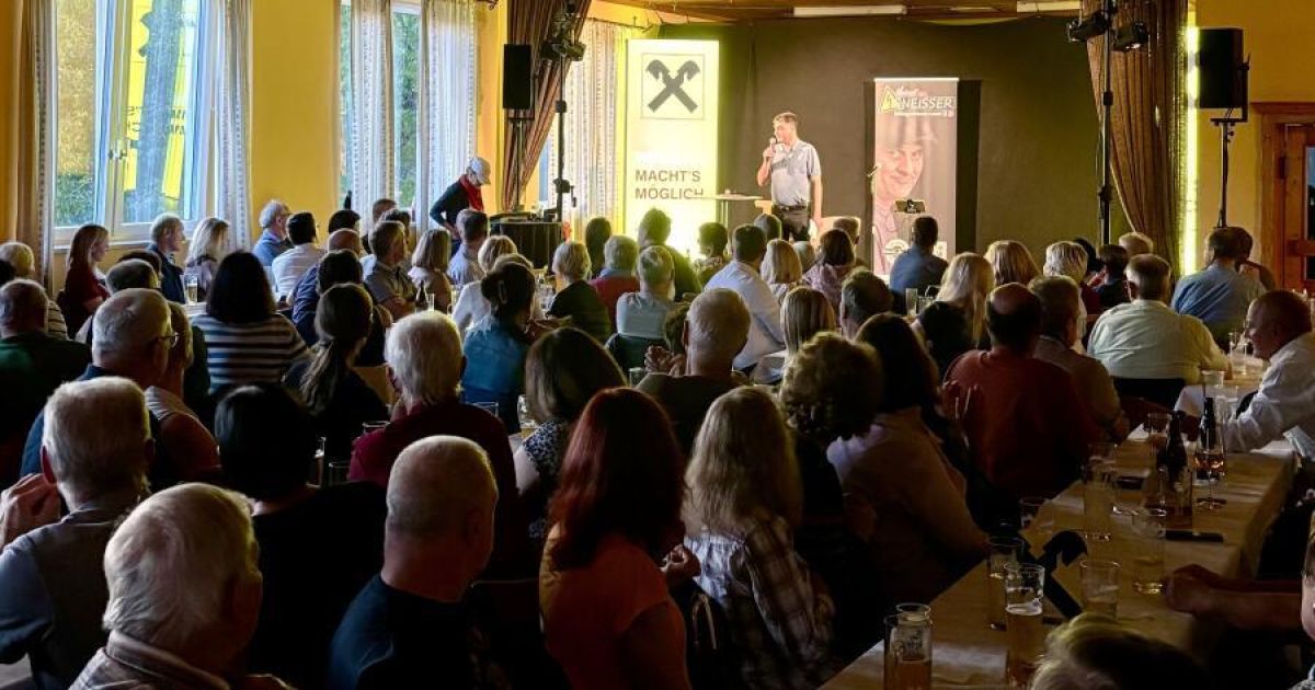 Hubert von Blitzgneisser delights more than 160 guests in Pattigham.