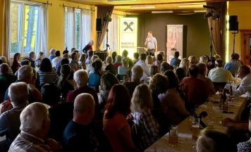 Hubert von Blitzgneisser begeistert mehr als 160 Gäste in Pattigham