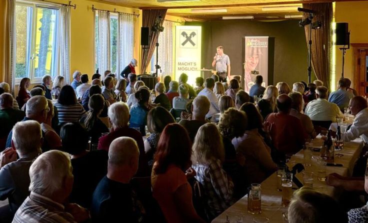 Der Saal beim Rögl Wirt war bis auf den letzten Platz gefüllt. (Foto: Raiffeisen Ried)