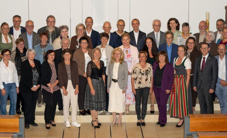 Gruppenfoto mit den langjährigen Mitarbeitern (Foto: KH BHS Ried_Hirnschrodt)