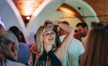 Drinks, Bass und Dinner in Kammer5 am Leitner Gut in Ort