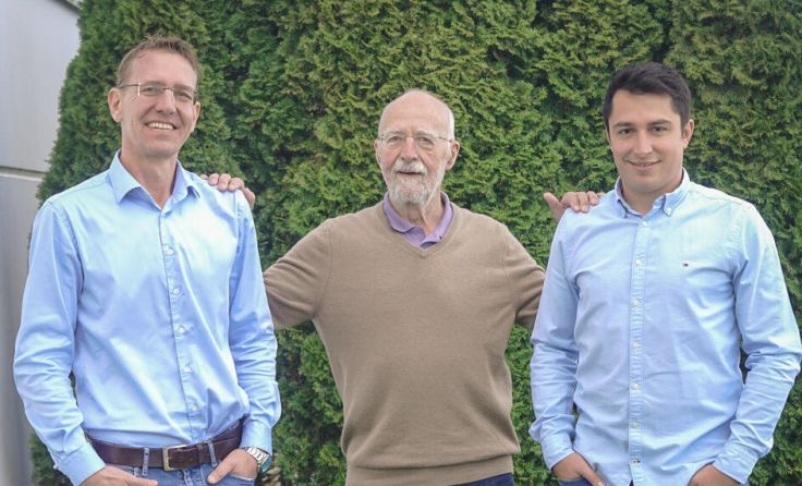 V. l.: Peter Estermann mit Firmengründer Norbert Estermann und Florian Penninger (Foto: Hörl)