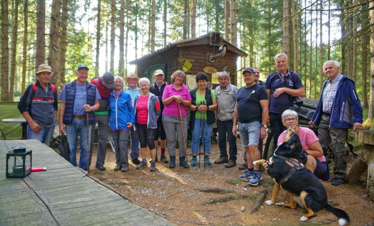 Die Wanderer machen eine kurze Rast. (Foto: Litzlbauer)