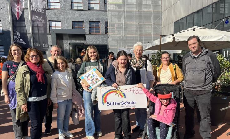 Schüler und Lehrer bei der Demo in Linz (Foto: Stifterschule)