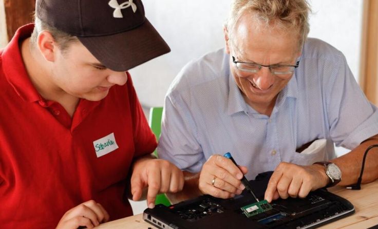 Die Spezialisten bei einer Reparatur (Foto: Repair Café Ried)
