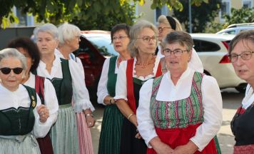 Steyrer Goldhaubengruppe feiern den Trachtensonntag