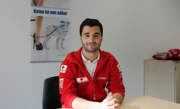 Hüseyin Gürbey engagiert sich seit vier Jahren als Rettungssanitäter beim Linzer Roten Kreuz.