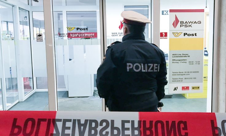 Polizei und Cobra konnten die Posträuber rasch festnehmen. Fotos: Fotokerschi.at/Kerschbaummayr