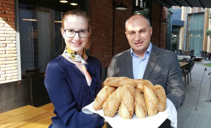 Lena Thalhammer (backaldrin) mit Vertriebspartner Alkhaz Tvildiani (Shvidi CEO) in Tiflis.