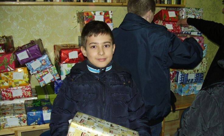 Bei der Verteilung der Geschenkspäckchen an Kinder in Rumänien.