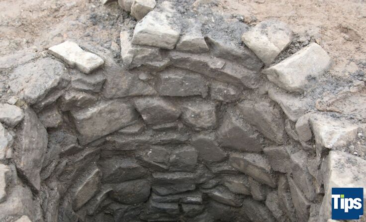 Die Archäologen legten unter anderem einen Brunnen aus Stein frei. Fotos: Zeilinger 
