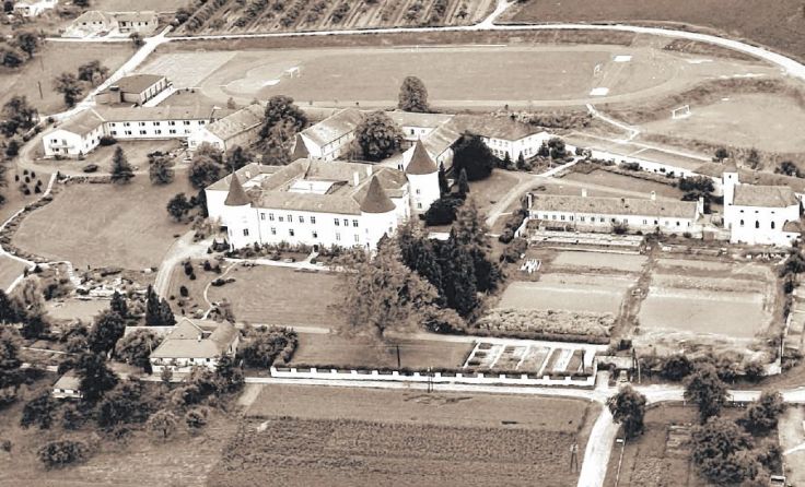 Die Luftansicht des Schlosses Weinzierl beim Bau der Laufbahn im Jahr 1969. Foto: Gemeindearchiv