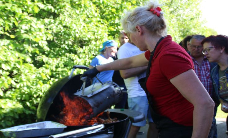 Christa Eppensteiner beim Grillen am Gelände der Sportanlage in Bodensdorf.